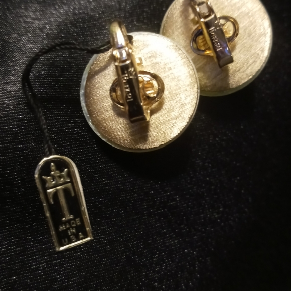 Trifari sun dot buttons earrings with original tags citrine like stone. - Picture 4 of 9